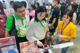 STKC ออกบูธจัดแสดงชิ้นงานชุด ตารางธาตุ ในรูปแบบ AR card สร้า ... Image 81